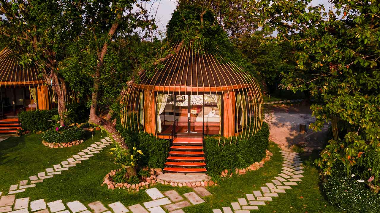 Serene Gardens & Lush Retreats